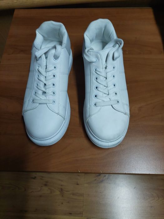 Buty damskie białe.