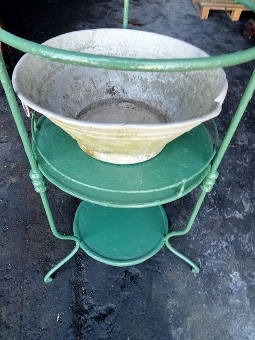 Lavatório em ferro antigo