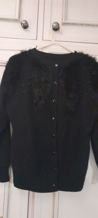 Casaco preto de la com pelo e missangas