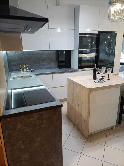 Duża Kuchnia Blum+lakier, Egger blaty+ oświetlenie , okap Teka 90..