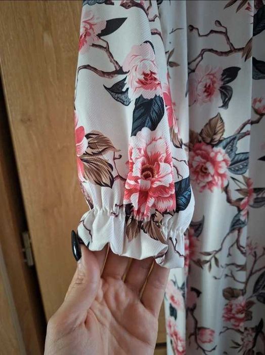 Biała Sukienka Maxi w Kwiaty Falbanki Oversize Długi Rękaw