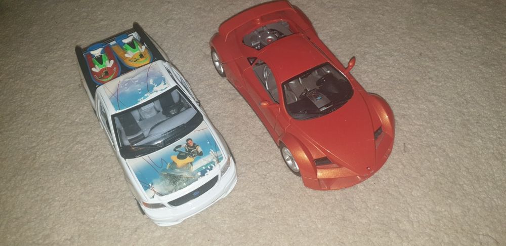 2 carros da burago impecáveis mas com pequenos defeitos