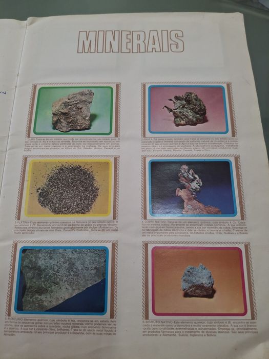 Caderneta de Cromos completa com 250 cromos ""Mineralogia - Minerais, Fósseis e Conchas" Edições Francisco  Más Lda de 1977