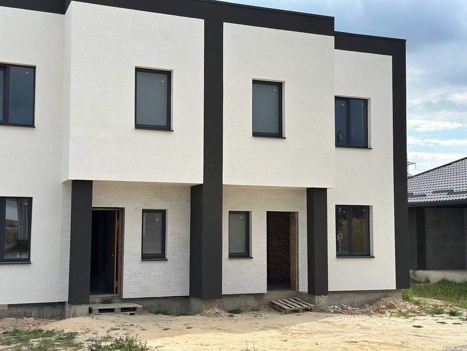 Продам сучасний двоян в м. Рівне. 1 лінія масиву Макарова.