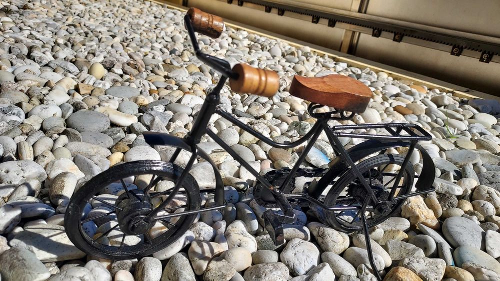 Bicicleta em meta para decorar a sua casa