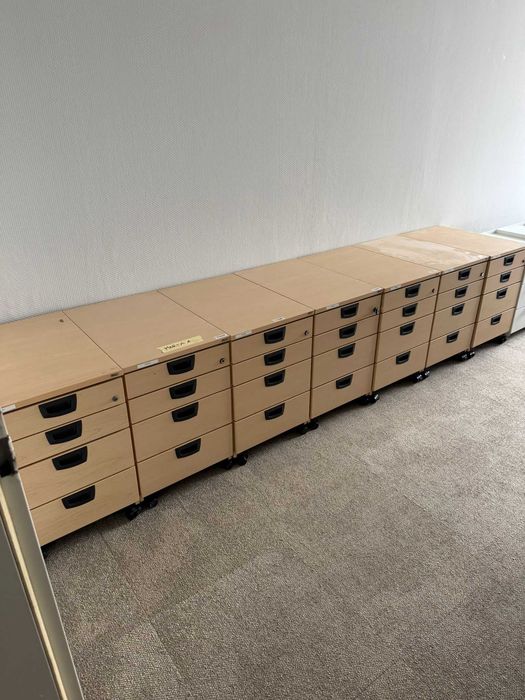 Kontenerek pod biurko KINNARPS jezdny na kółkach kontenerki biurowe