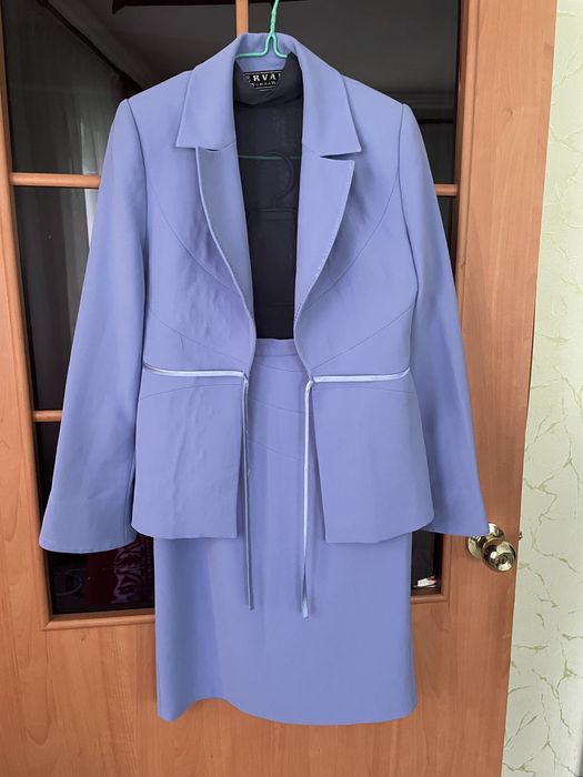 Жіночий офіційно-діловий костюм