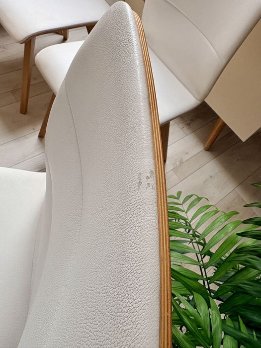 6 krzesel firmy Paged