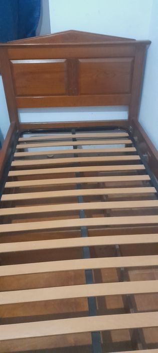 Cama pinho mel solteiro com mesa de cabeçeira com 3 gavetas