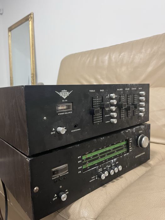 Gira discos , colunas , amplificador e rádio Lenco L75