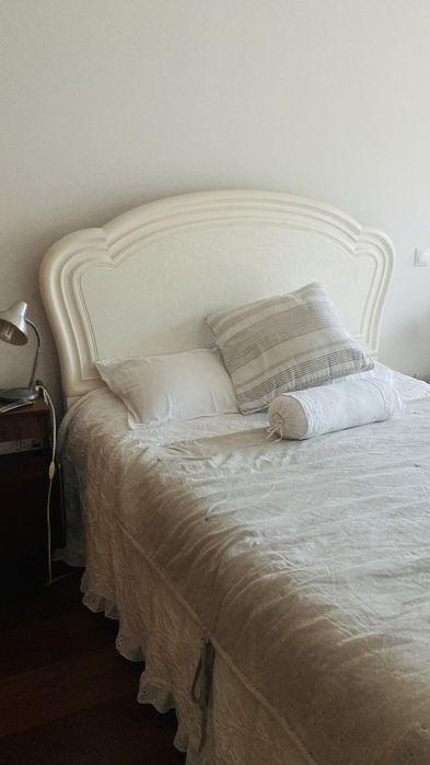 Cama branca madeira maciça anos 80