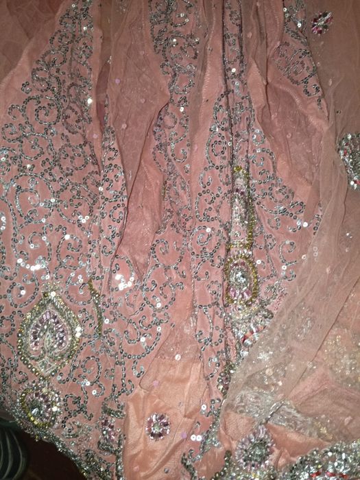 Розовое расшитое сари с чоли