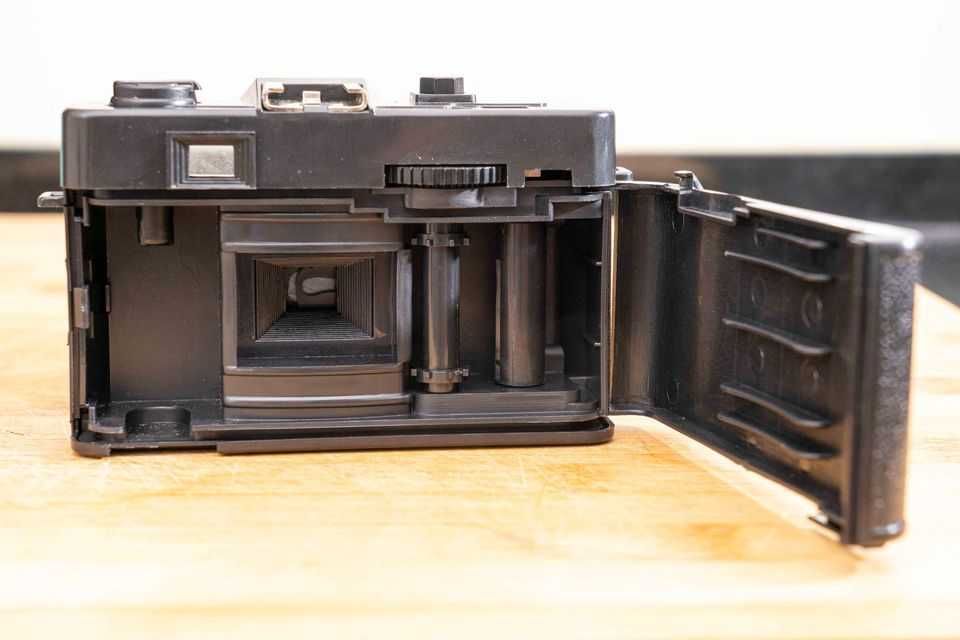 Maquina fotográfica de película de 35mm, marca CMI 35.