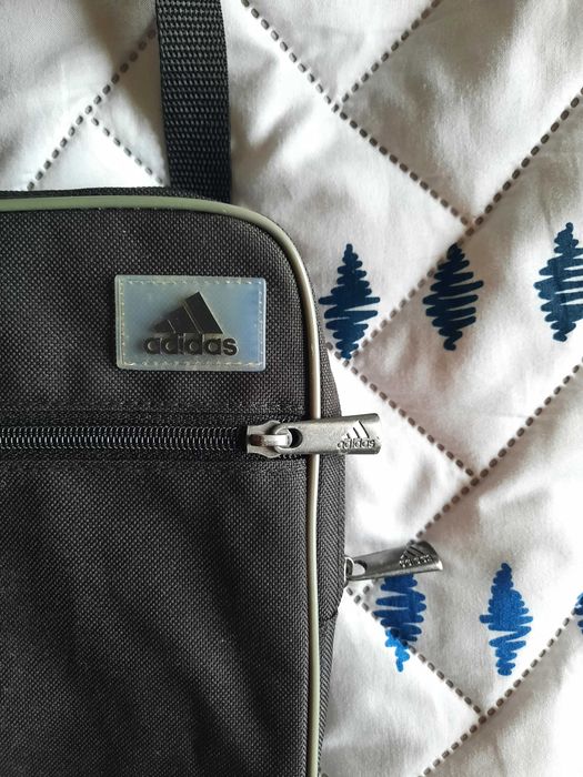 Bolsa preta da marca Adidas