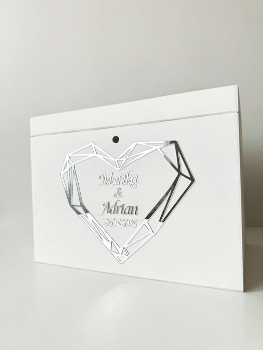 Personalizowane białe pudełko na koperty lustrzany srebrny napis pleks
