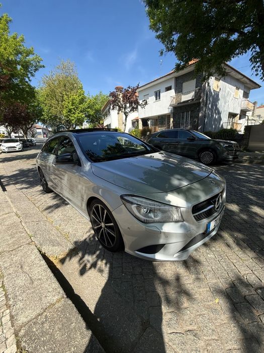 Mercedes CLA 180d Shooting Brake com teto panorâmico