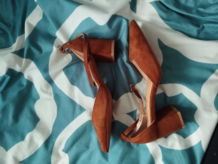 Buty na klocku na słupku niskie 37