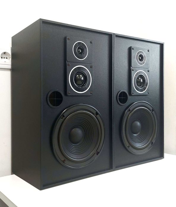 Colunas de 3 vias "Bass Reflex" do fabricante germânico WHD (140w)