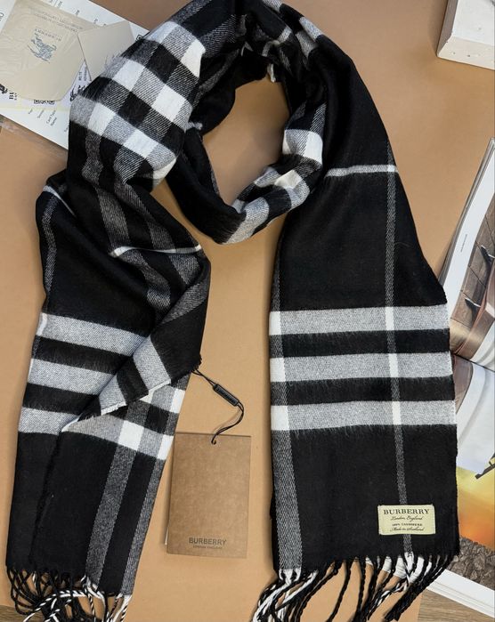 Popularny szalik w stylu Burberry