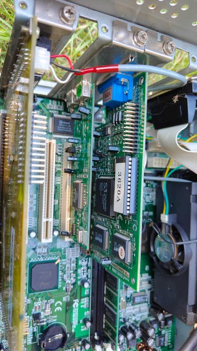 Stary komputer Retro Intel Pentium fw82443lx