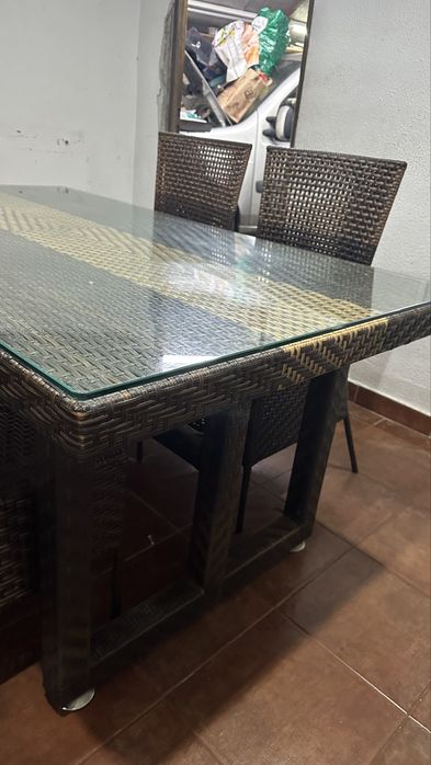 Mesa e quatro cadeiras