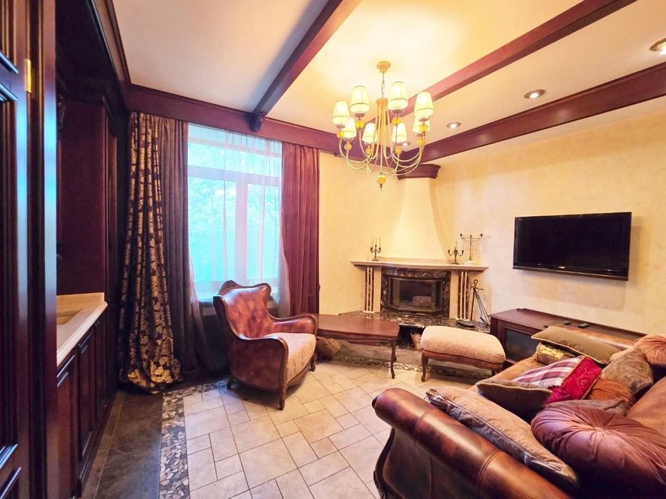 Автономний будинок з цегли 700 м2 є газ басейн хамам 80 соток с. Козин 18 км Київ