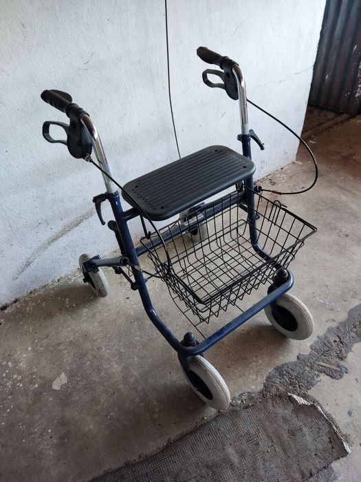 Vendo Andarilho de 4 Rodas com Assento e Cesto