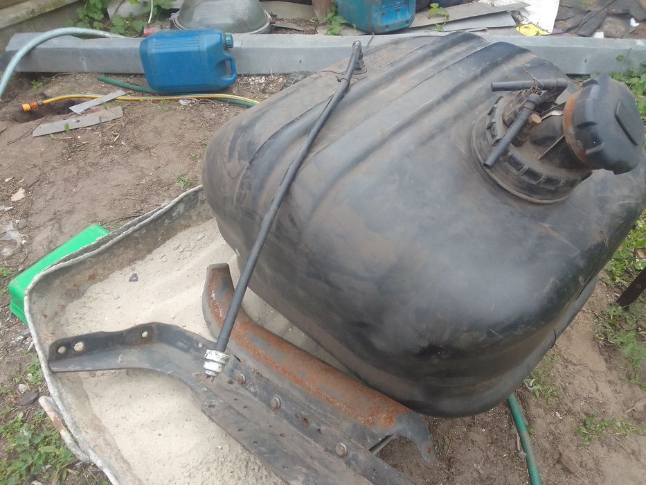 Продам топлевный бак 125 л в сборе с креплением на Мерседес Атего .