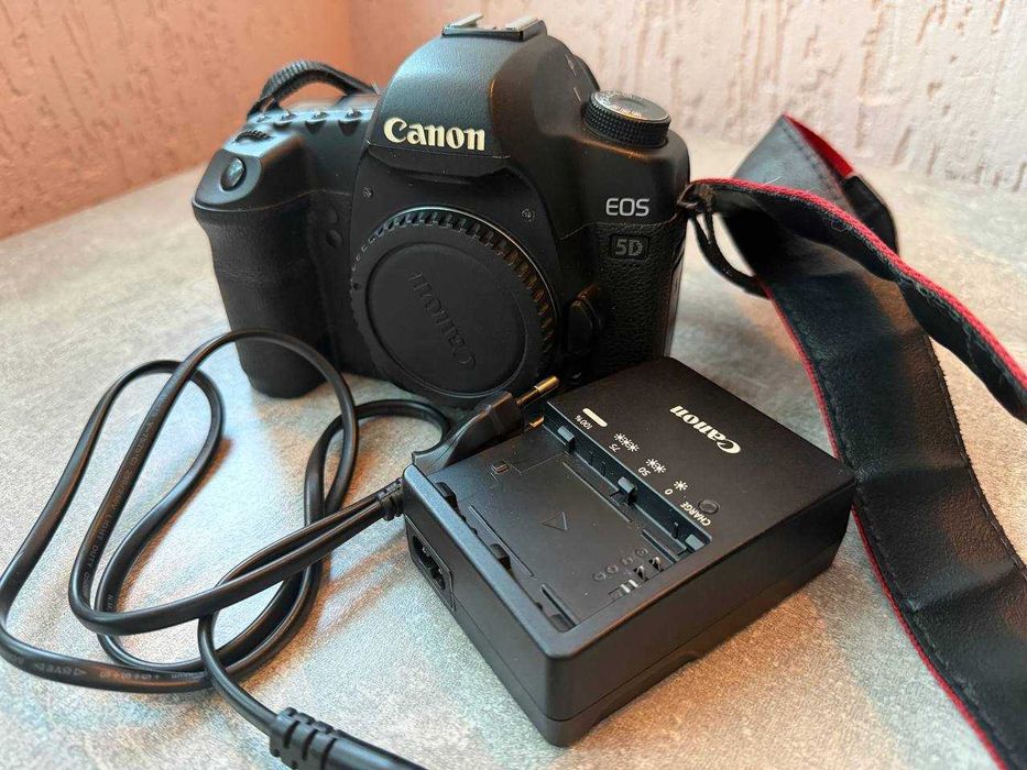 Повнокадрова дзеркальна камера Canon 5d mark 2