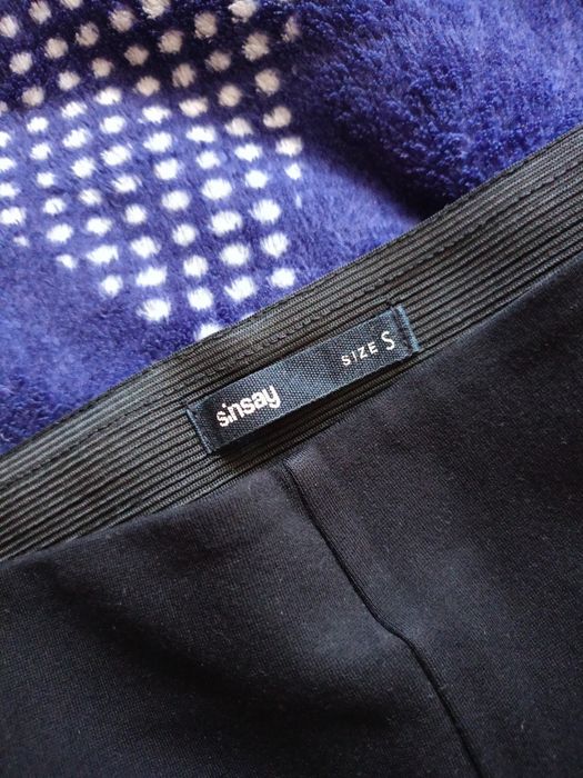 Czarne legginsy z przeszyciami