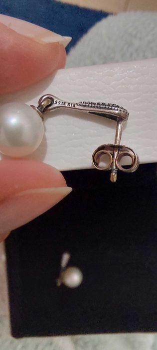 Brincos pandora com madreperola e zirconias