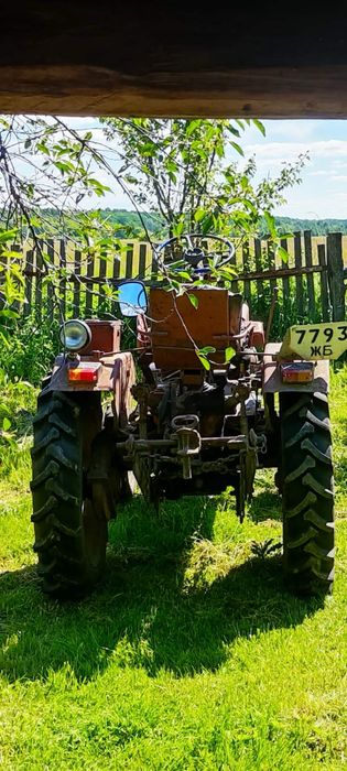 Трактро з плугом Т-25