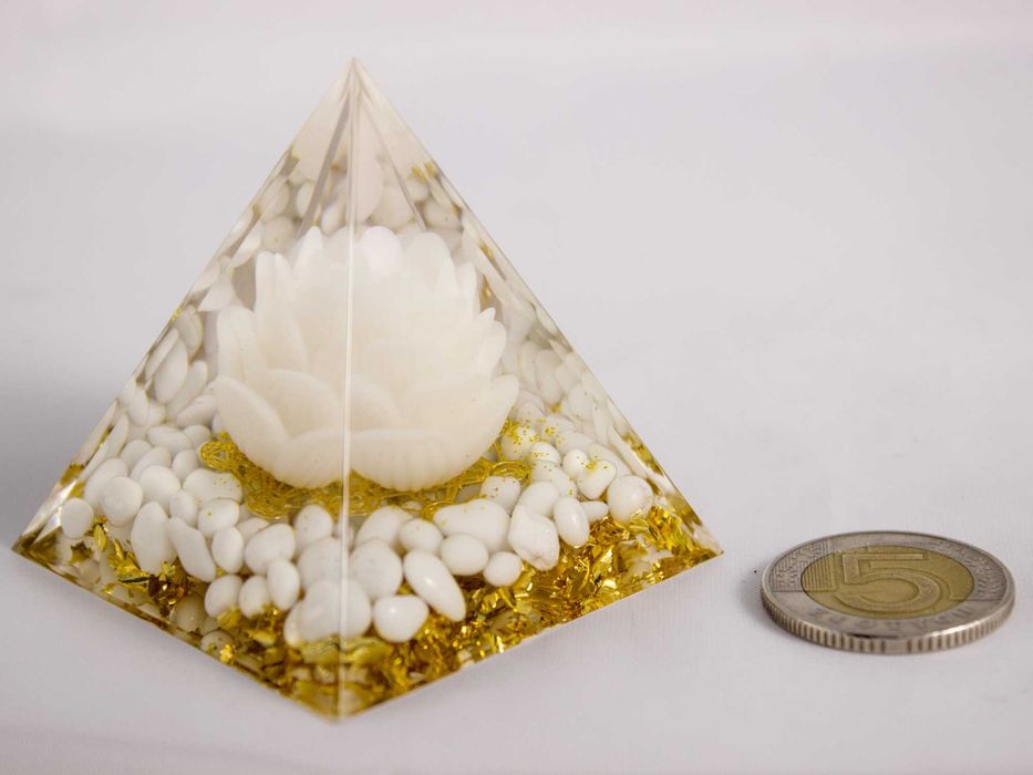 Prześliczna Piramidka Orgonitowa z Białą Różą Agat Howlit Złota 5cm