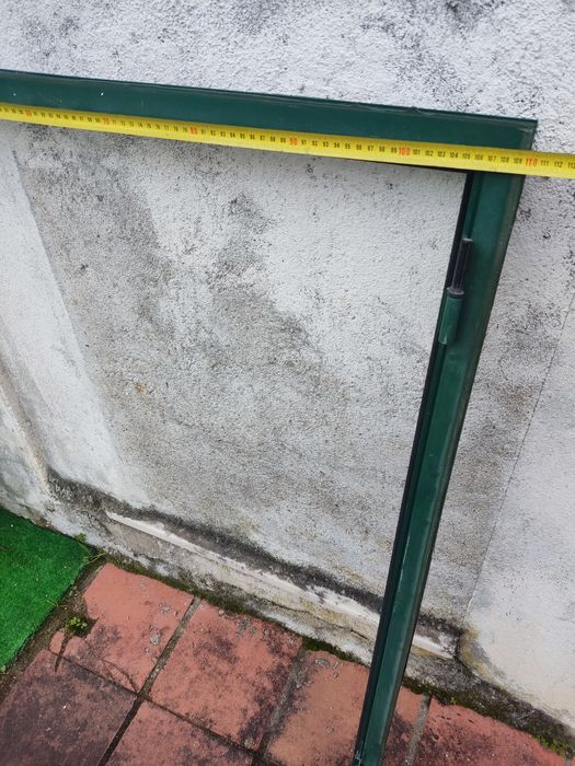 Janela alumínio branco, vidros duplos e portadas verdes