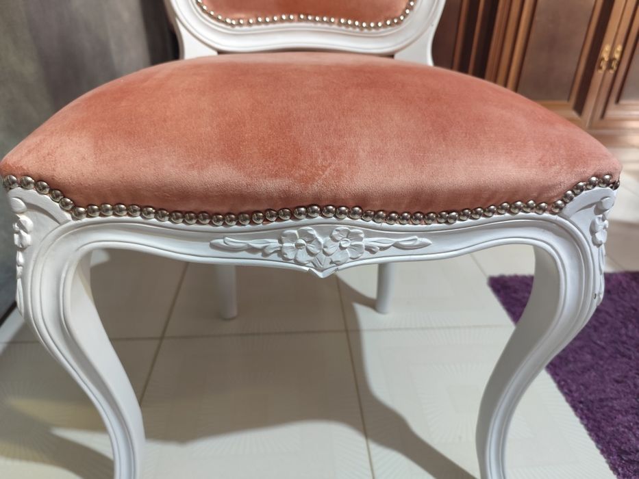 Cadeira de sala rosa