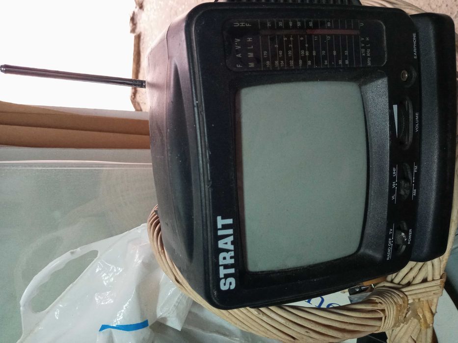 Mini televisao antiga com radio ,funciona a pilhas ou luz