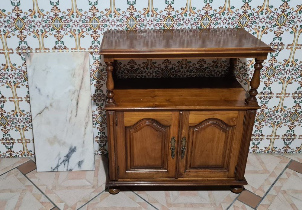 Móvel de apoio com mármore