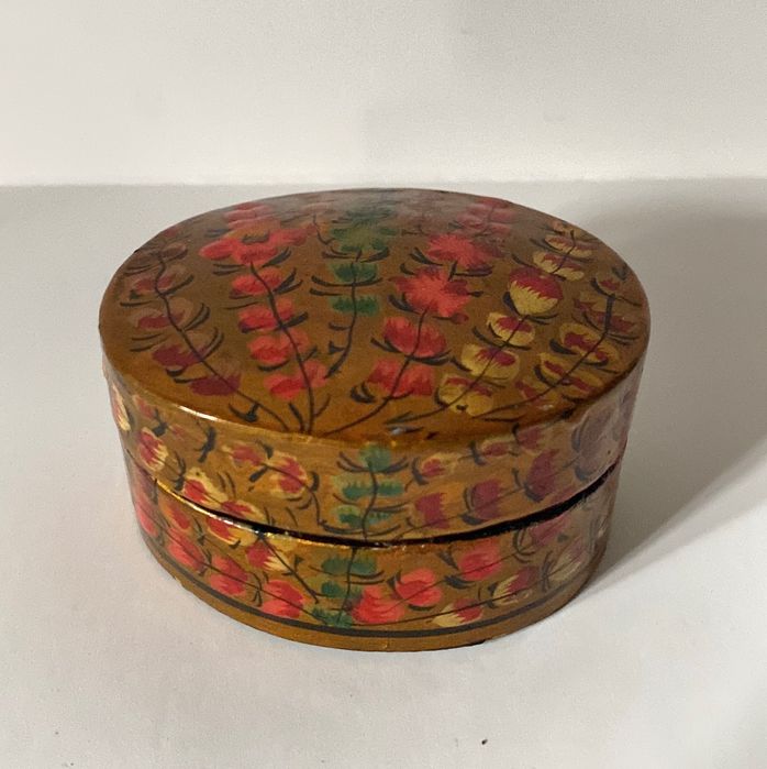 Pequena e linda caixa antiga.