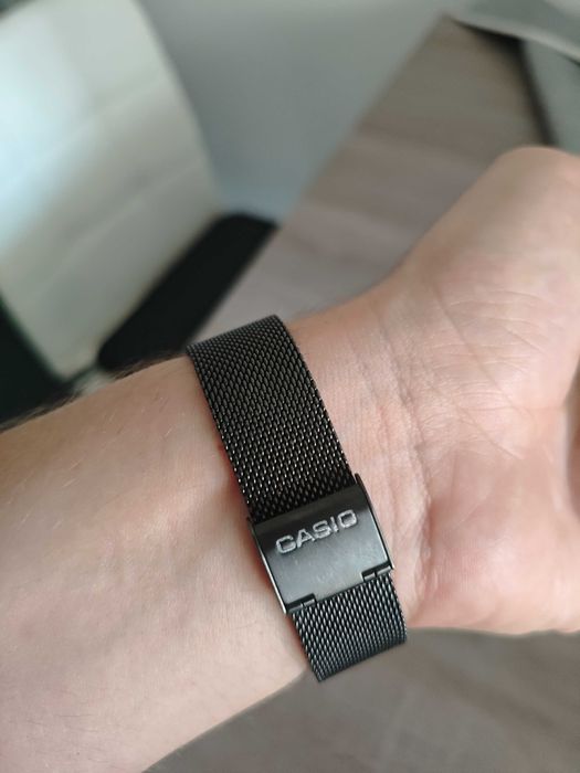 Relógio Casio A168WE - preto com pulseira malha aço.