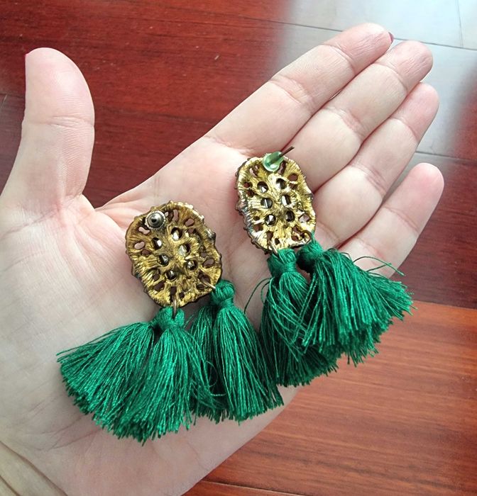 Brincos em tons de dourado e verde