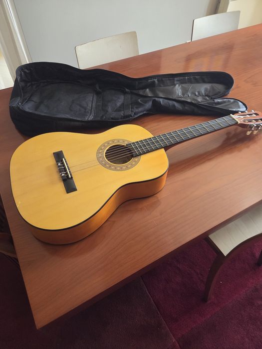 Guitarra clássica 3/4 para iniciante com saco incluído (as cordas estão para esquerdino)