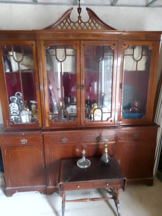 Cristaleira estilo Inglês com iluminação.