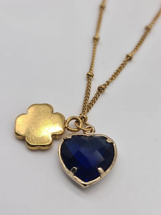 Colar com coração de pedra azul e trevo