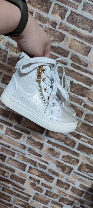 Продам кросівки високі для дівчинки розмір 25