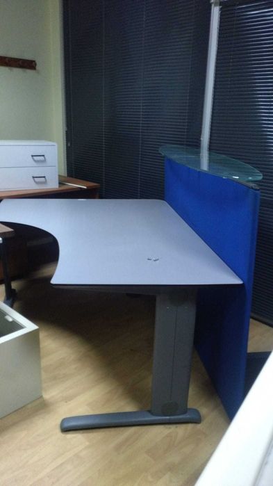 Reception desk with elevated glass counter64584264734210122