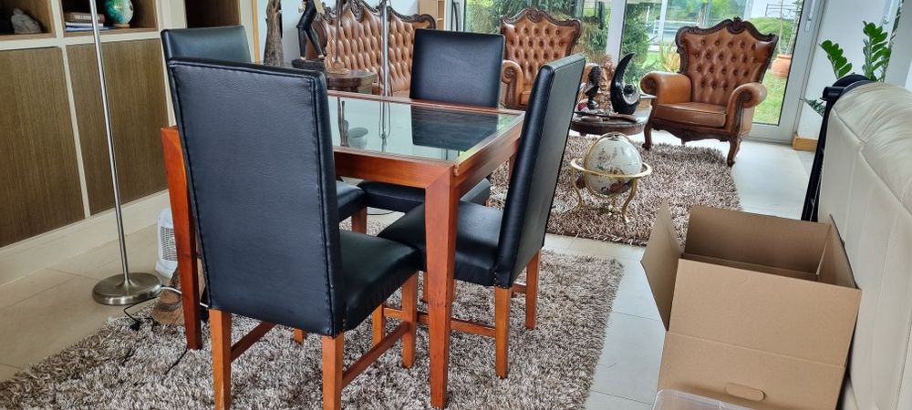 Mesa de jantar extensível + 4 cadeiras – Muito bom estado.