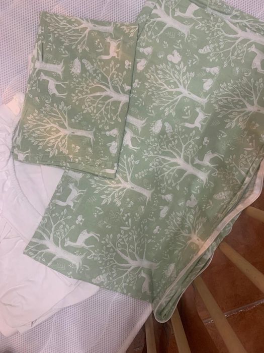 Berço de madeira completo + colchão + roupa de cama + móbil Chicco