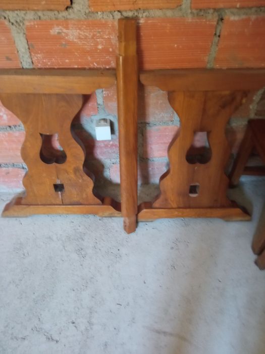 Vendo mesa com tampo de granito rosa e 6 cadeiras em madeira