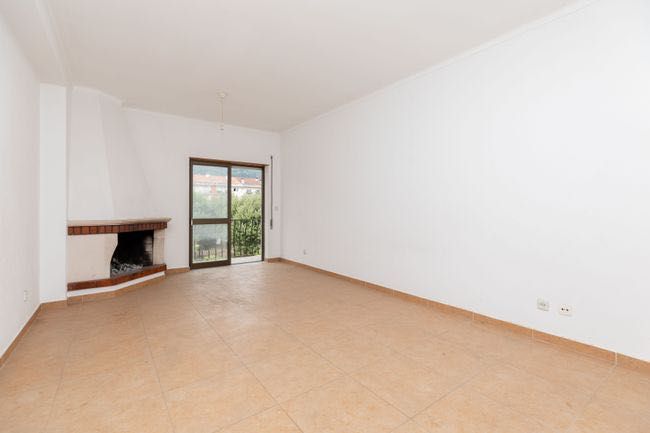 Apartamento T3 com varanda e vista desafogada (Lousã)