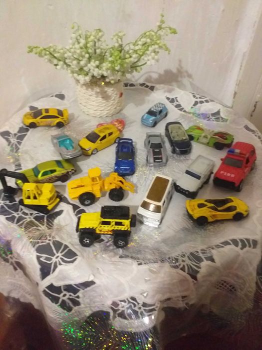 Продам машинки металеві